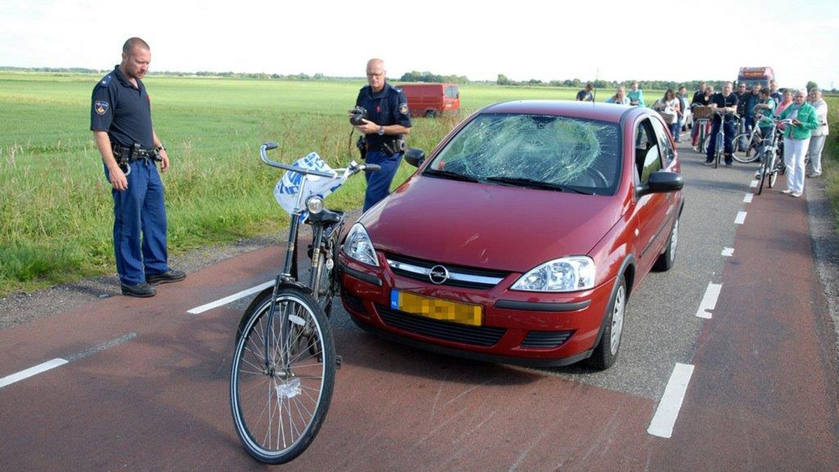 Fietsster (14) in botsing met auto in Oldekerk