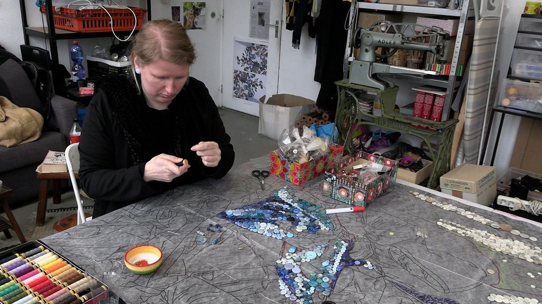 Joyce aan het werk aan het knopenkunstwerk