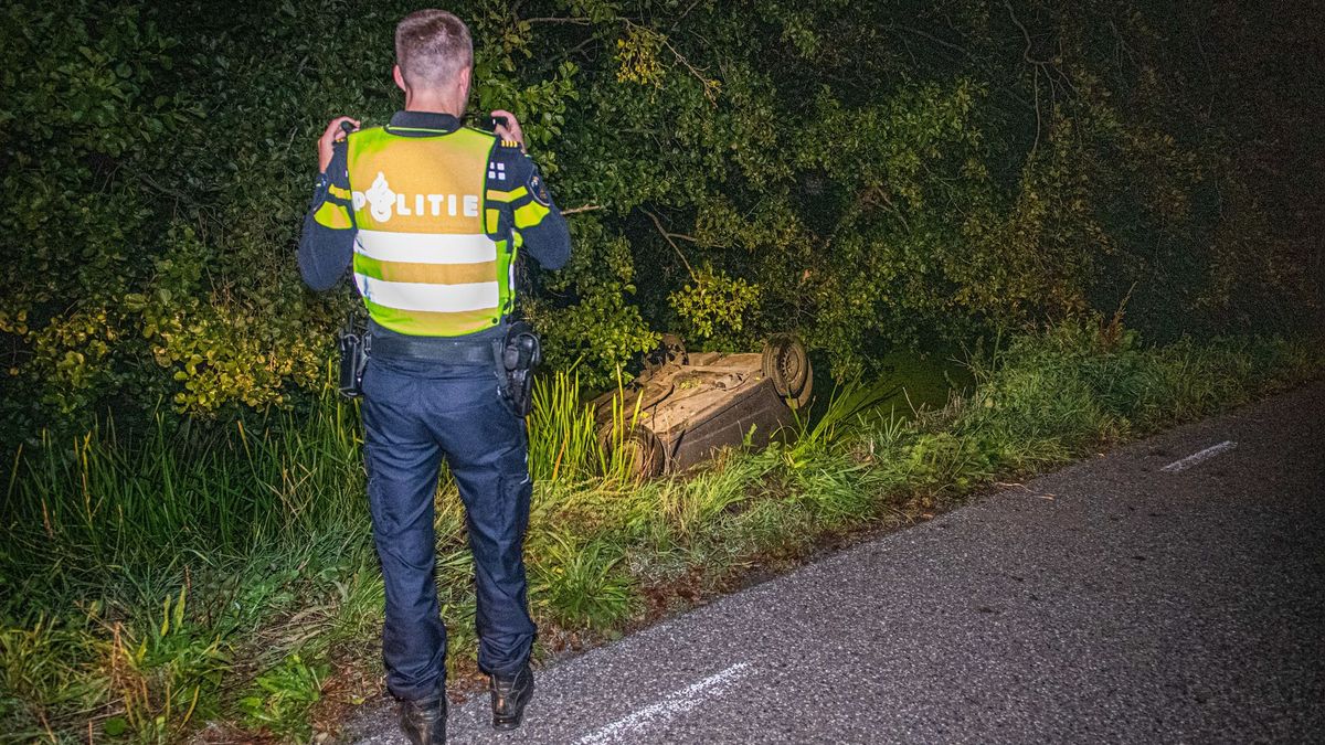 Auto op de kop in sloot bij Munnekeburen