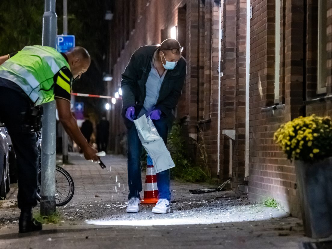 Voor de getroffen woning ligt glas.