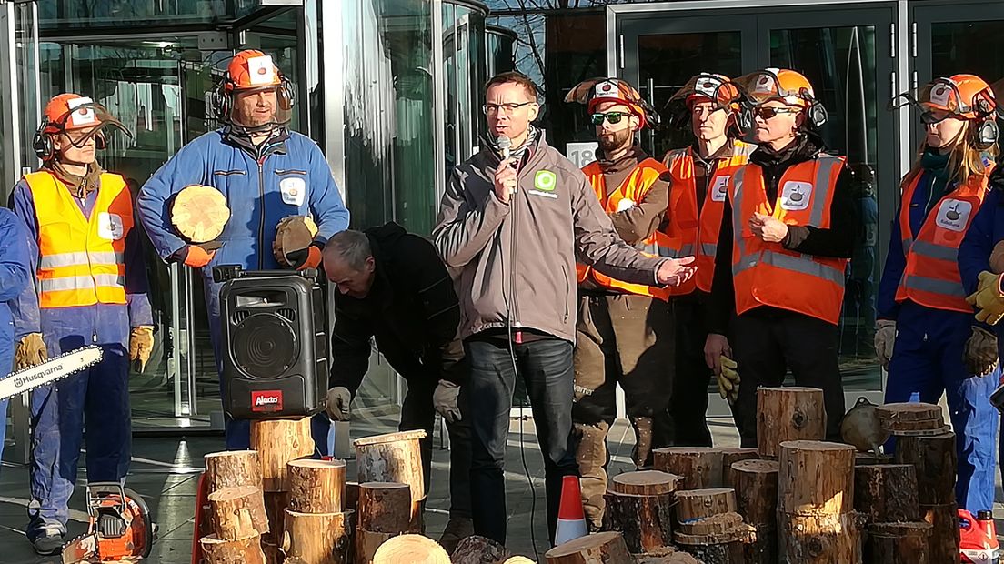 Rolf Schipper spreekt de actievoerders toe.