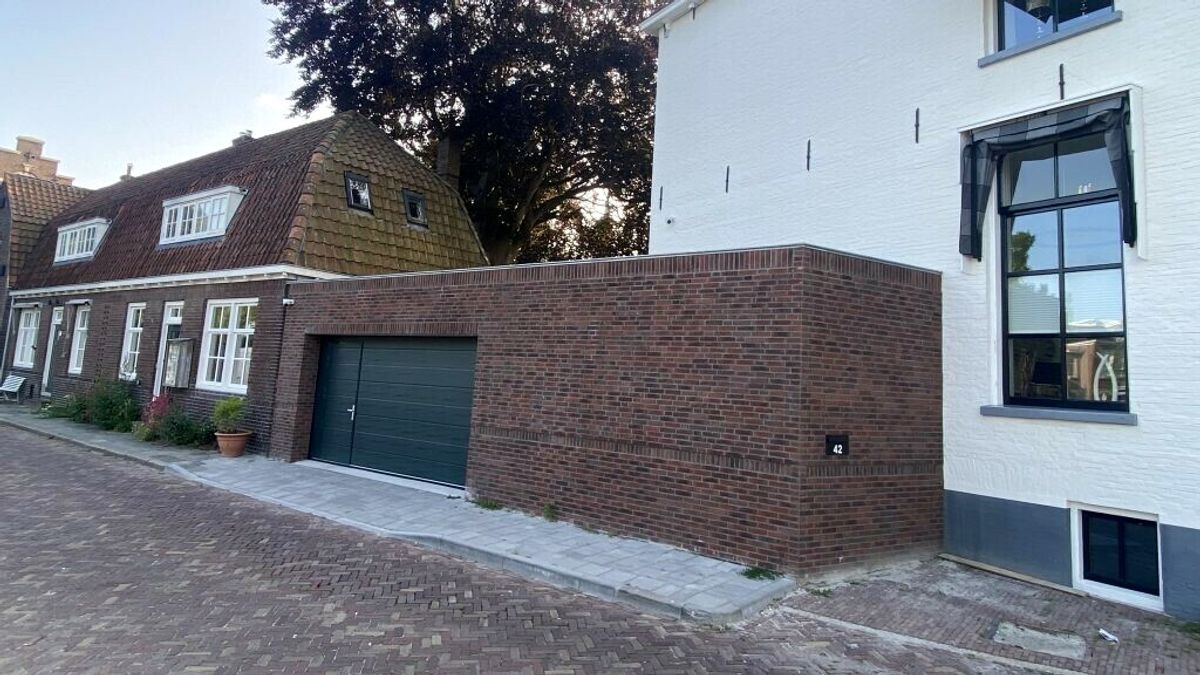 Garage naast monumentaal pand Harlingen (en voormalig huis Piet Paulusma) mag blijven staan