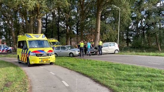 Twee gewonden bij ongeluk in Tiendeveen. Twee gewonden bij ongeluk in Tiendeveen.