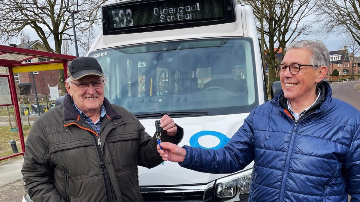 Gerrit Brilhuis wordt 80 en moet sleutels van de buurtbus inleveren: 