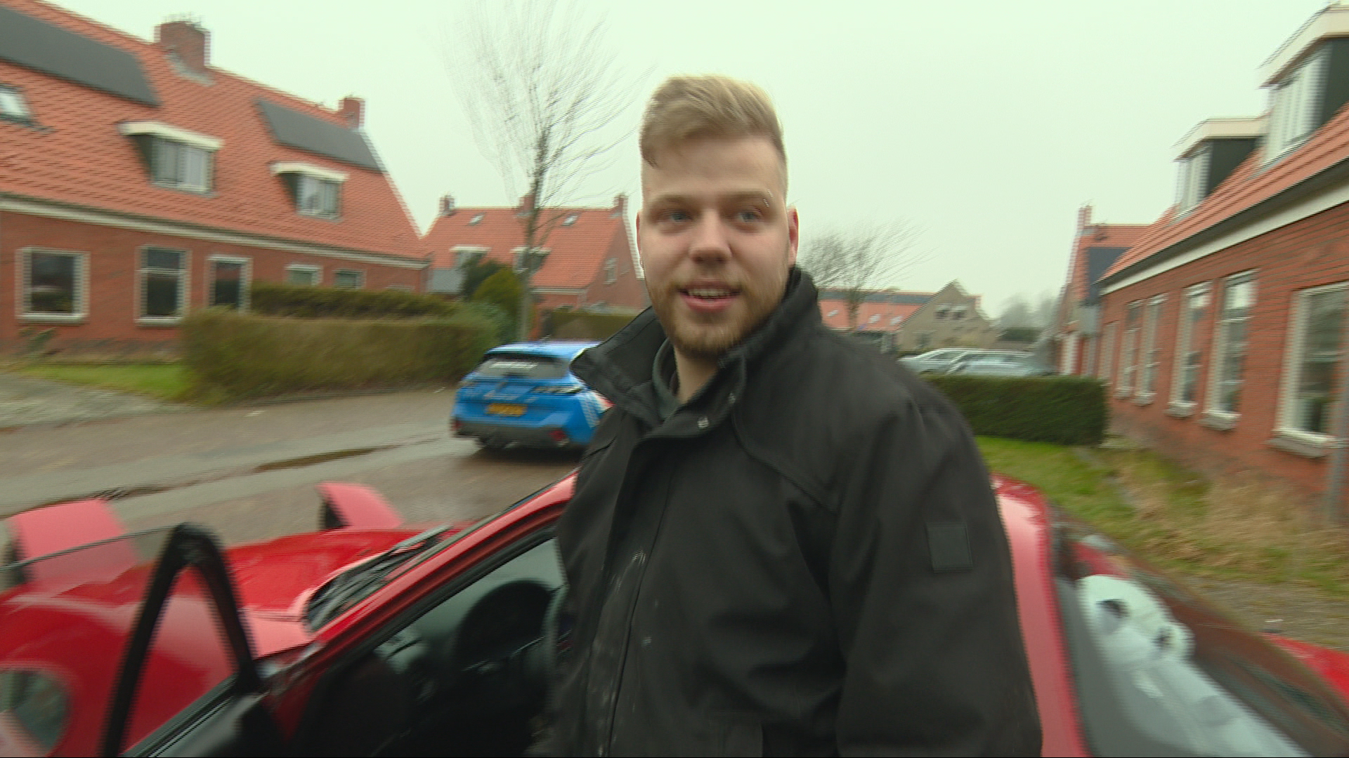 Dennis syn reade sportauto lûkt de oandacht mei in lekke útlaat