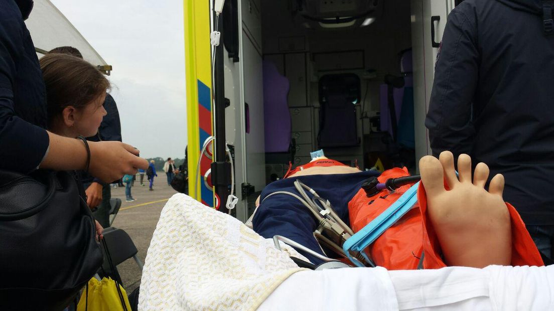 In de ambulance kijken (Rechten: RTV Drenthe / Nico Swart)