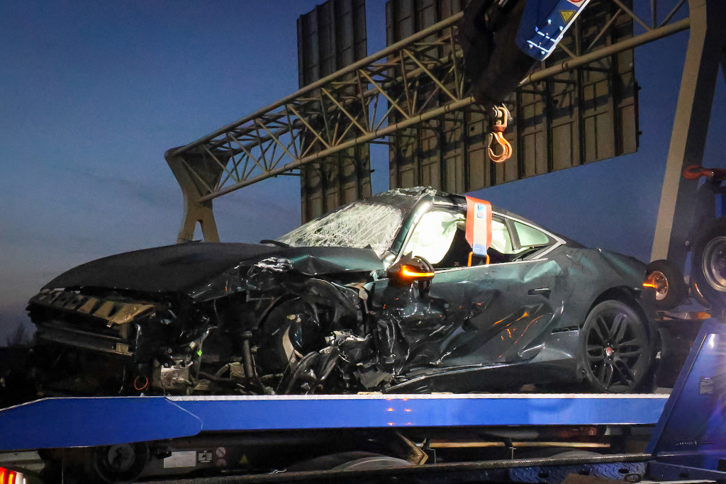 Van een van de betrokken auto's is weinig over.