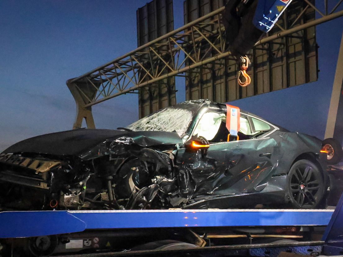 Van een van de betrokken auto's is weinig over.