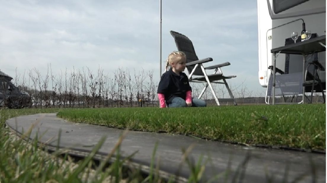 Gasten van De Nuuverstee draaien met de zon mee (Rechten: RTV Drenthe)