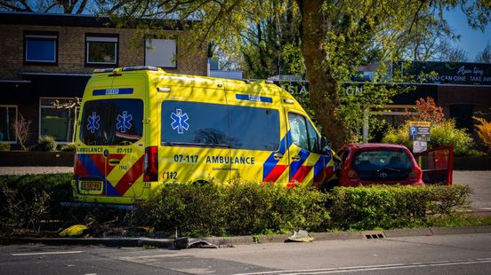 Brandweer nog lang bezig • gewonden bij botsing. Brandweer nog lang bezig • gewonden bij botsing.