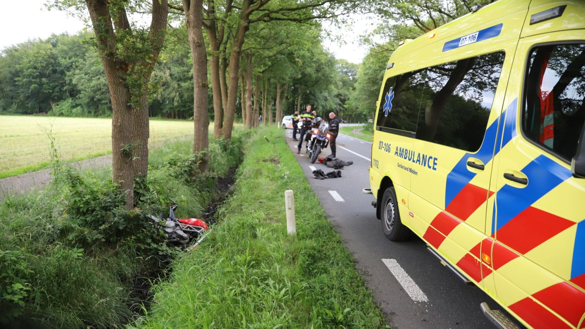 Motorrijder Gewond Naar UMC • Enorme Tak Vermorzelt Auto - Omroep ...