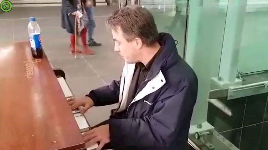Onbekende pianist steelt de show op station Zwolle