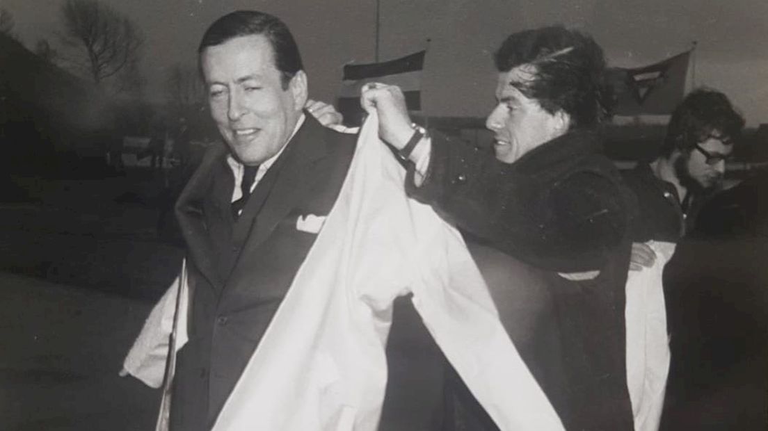 In 1972 hielp Nic Zuurdeeg prins Claus in een werkjas bij de officiële opening van de A1