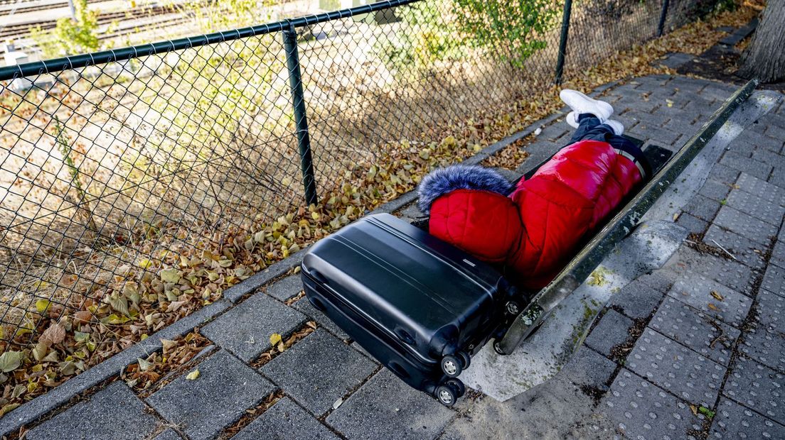 Dakloze die buiten slaapt. Foto ter illustratie