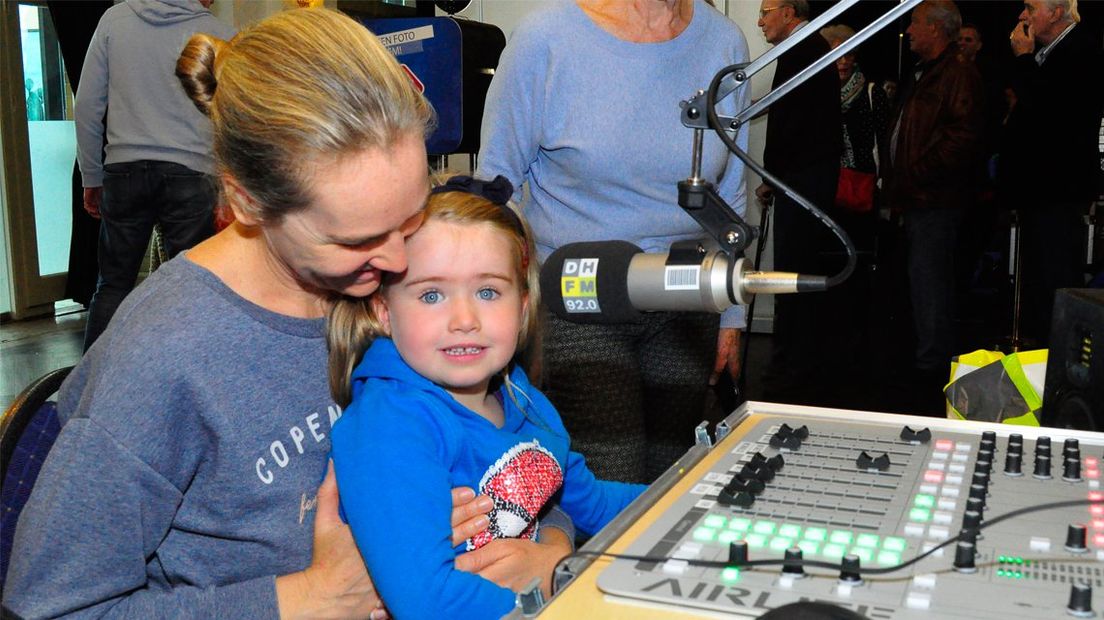 Jong geleerd oud gedaan, jonge bezoeker bij 100 jaar radio