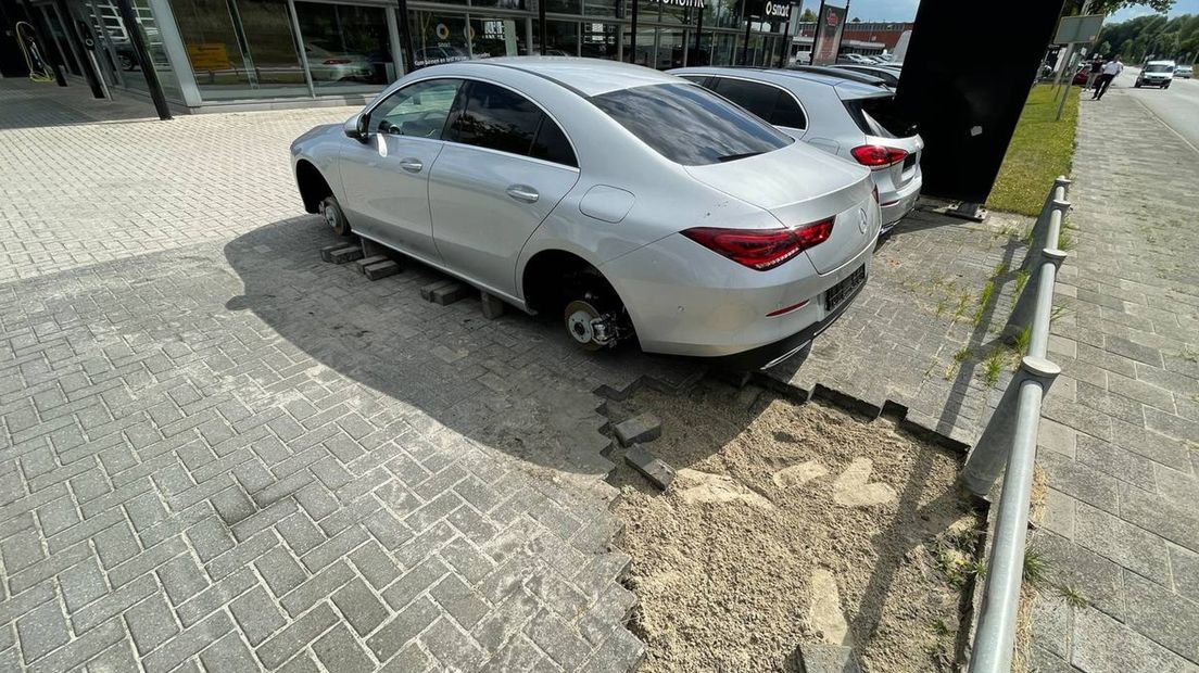 De klinkers om de auto's op te zetten zijn uit de parkeerplaats gewipt