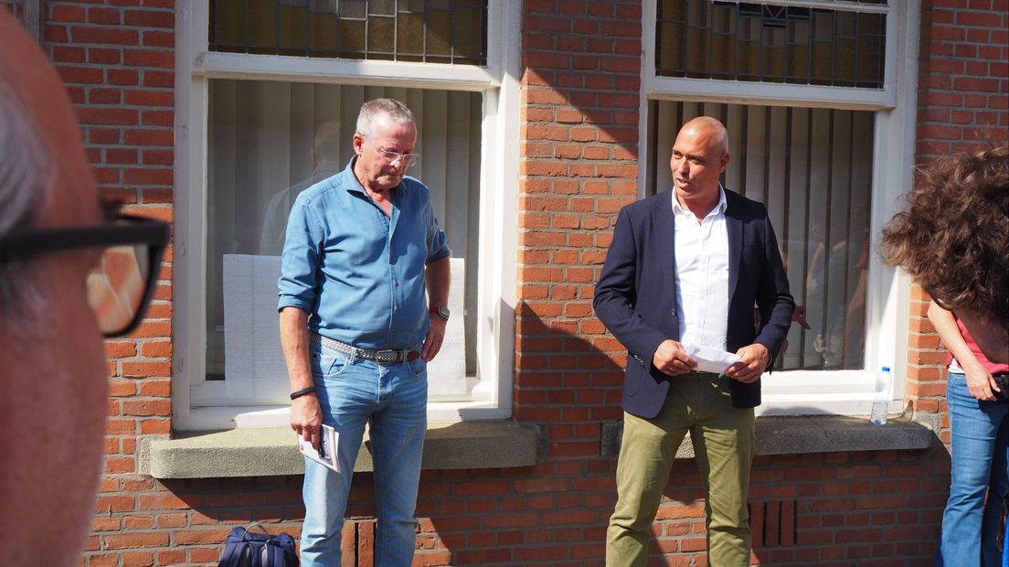 Jurriaan Wouters (rechts) spreekt bij de opening van een herdenkbordje.