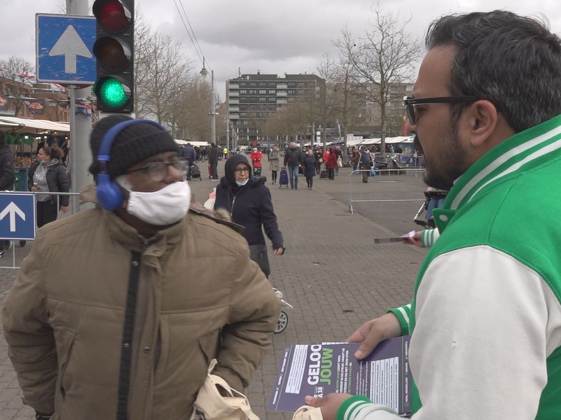 Nourdin El Ouali tijdens de campagne van de Tweede Kamerverkiezingen | Foto: