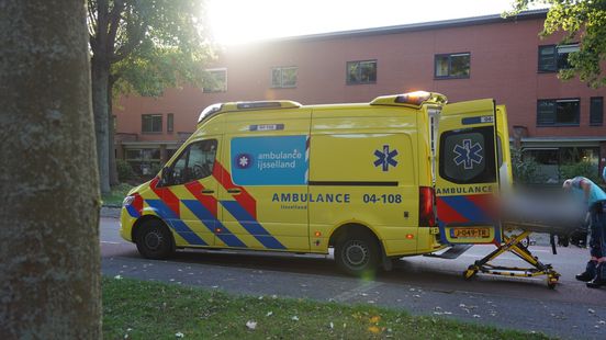 Ongeval tijdens het koken: vrouw krijgt brandend vet over zich heen. Ongeval tijdens het koken: vrouw krijgt brandend vet over zich heen.