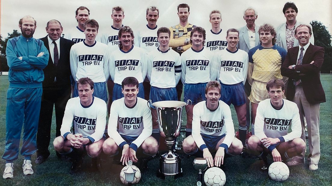 Het team van vv Bato dat in 1990 de WCNO Cup won