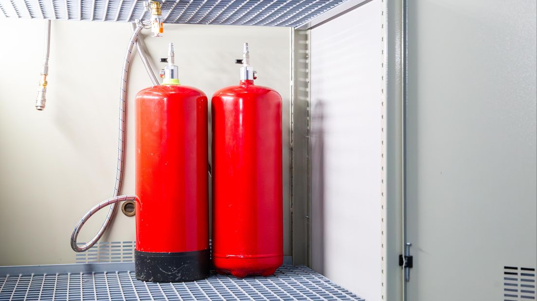 De flessen met FireIce die op de kast zijn aangesloten