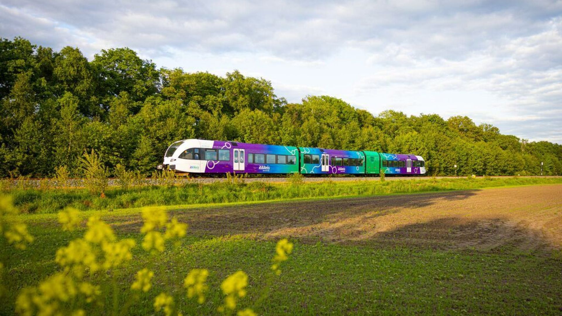 Eerste trein van Arriva in de nieuwe kleuren van RRReis.