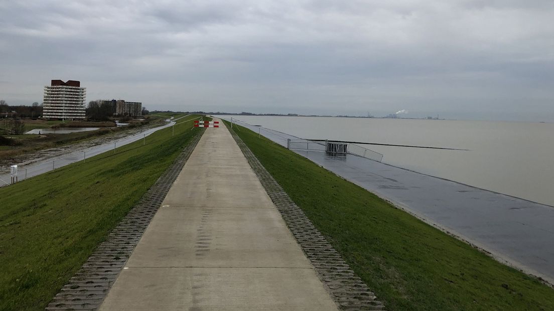 Het geld is onder meer besteed aan de ophoging van de zeedijk tussen Delfzijl en Eemshaven