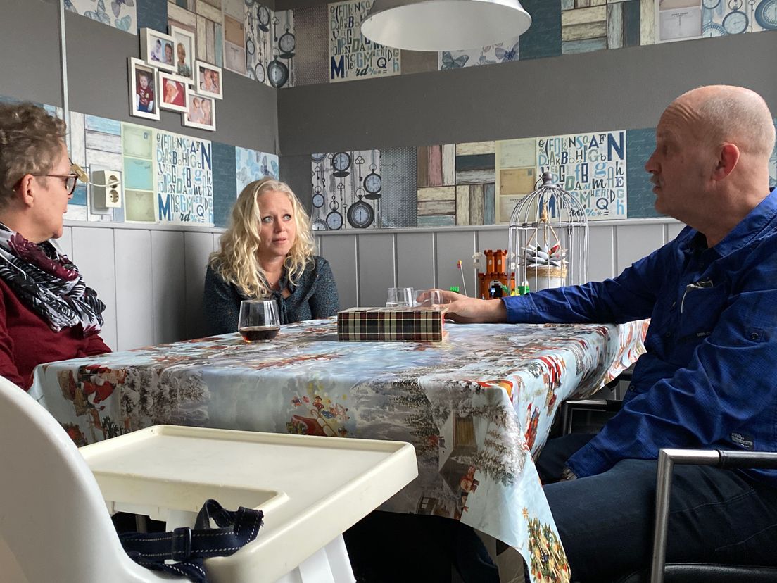 Pleegouders Nanda en Jan Huijer aan de eettafel met begeleider Nicole Koopmans van Enver Pleegzorg