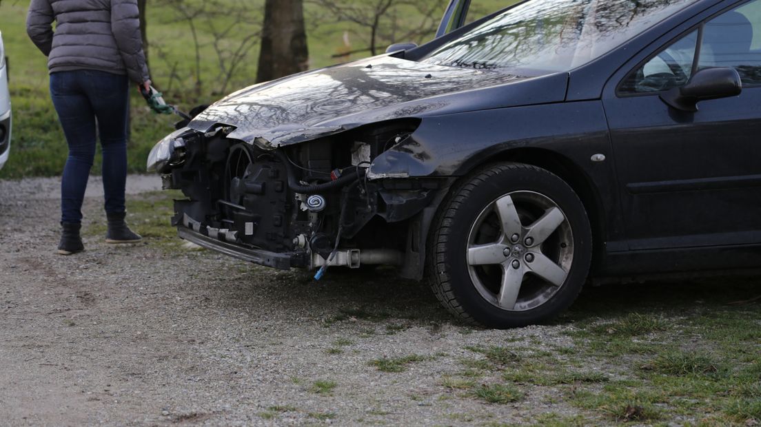 De auto liep flinke schade op.