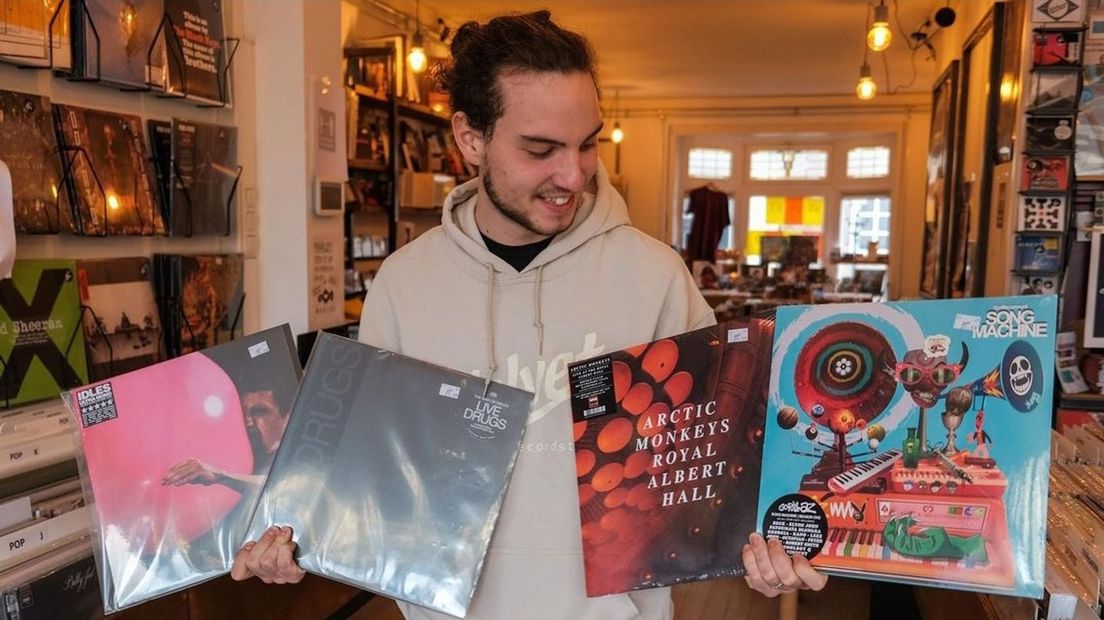Vos Ploeg in Velvet Music Amersfoort met diverse albums uit 2020 op vinyl.