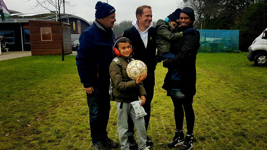 Duuk (in armen van moeder) en zijn familie (Rechten: Jasmijn Wijnbergen/RTV Drenthe)