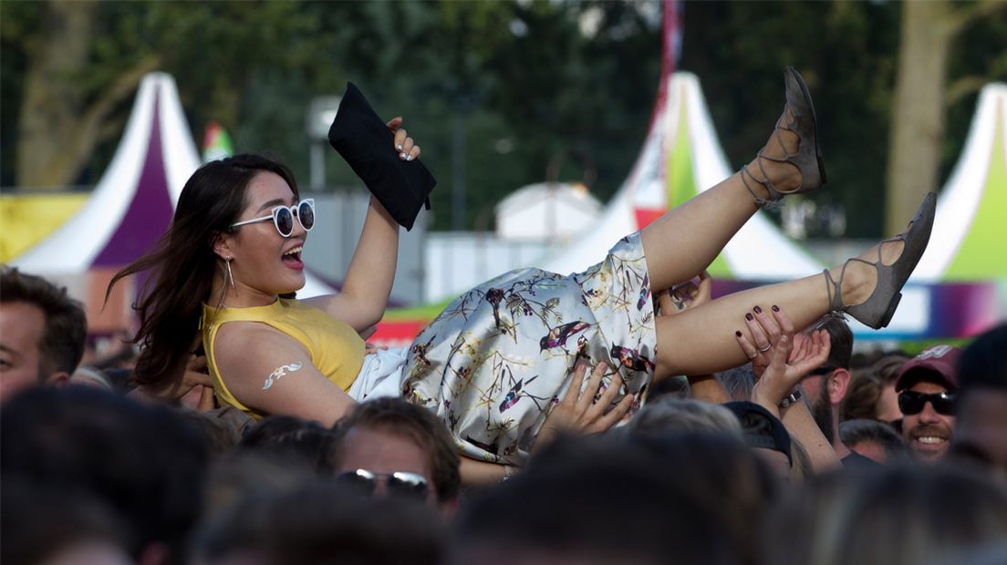 Crowdsurfen op Parkpop