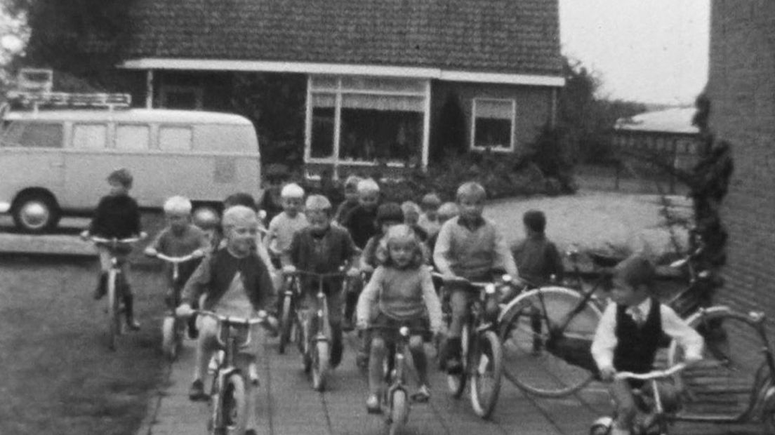 Met fietsje en step naar de kleuterschool - still uit de film