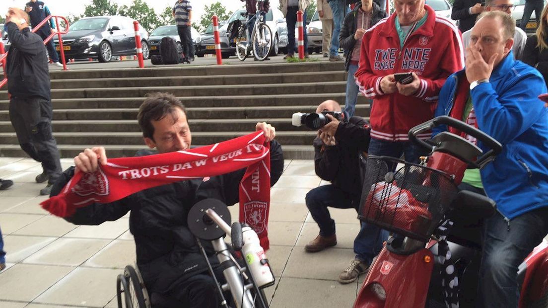 Supporters FC Twente bij Grolsch Veste dolgelukkig