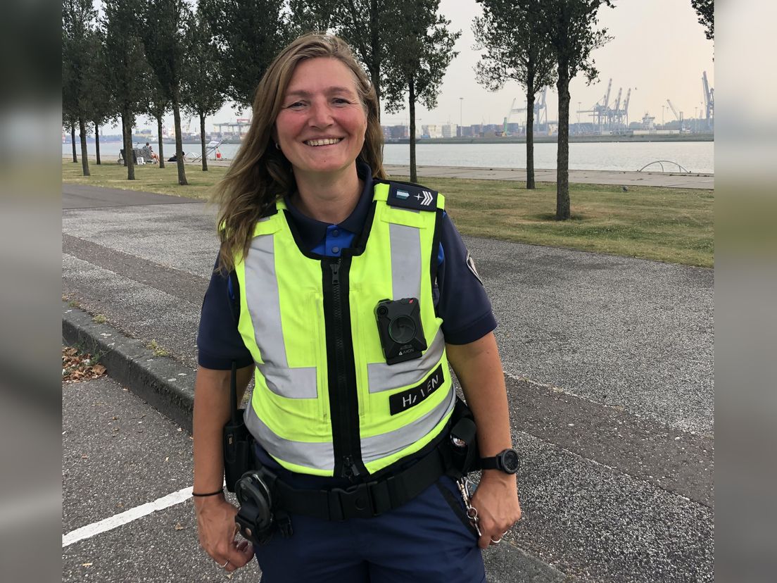 Boa Bianca Schotte is gemeentelijk handhaver in de Rotterdamse haven.