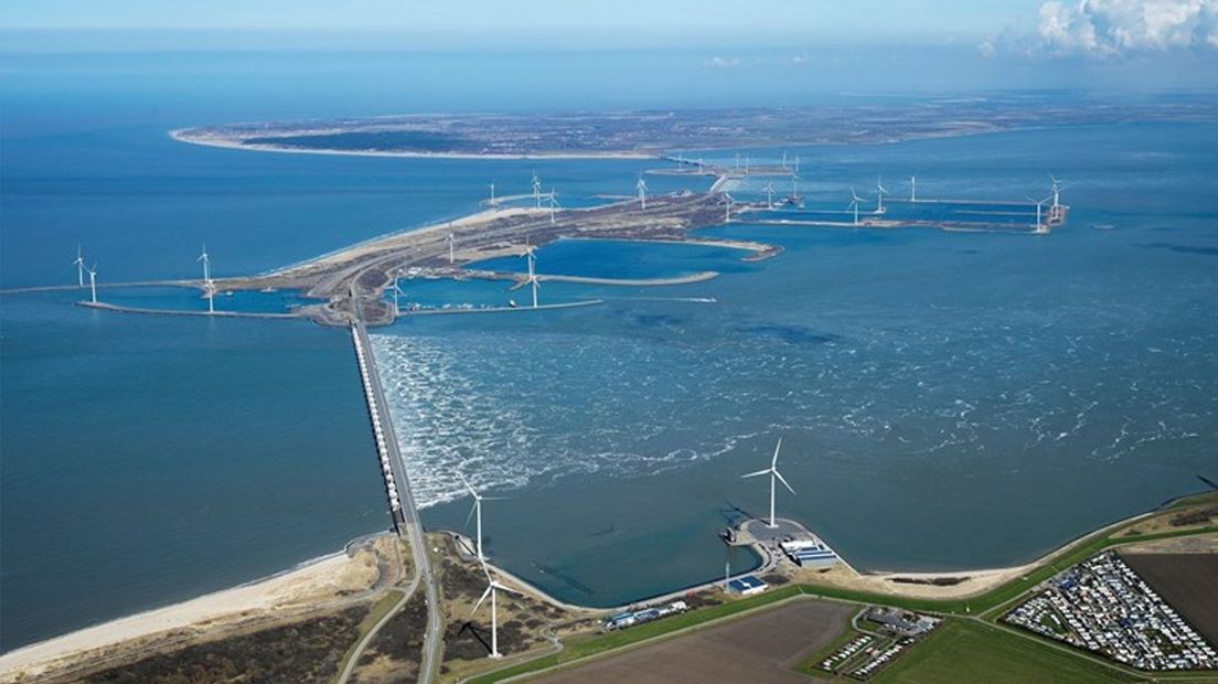 De Oosterscheldekering vanuit de lucht gezien