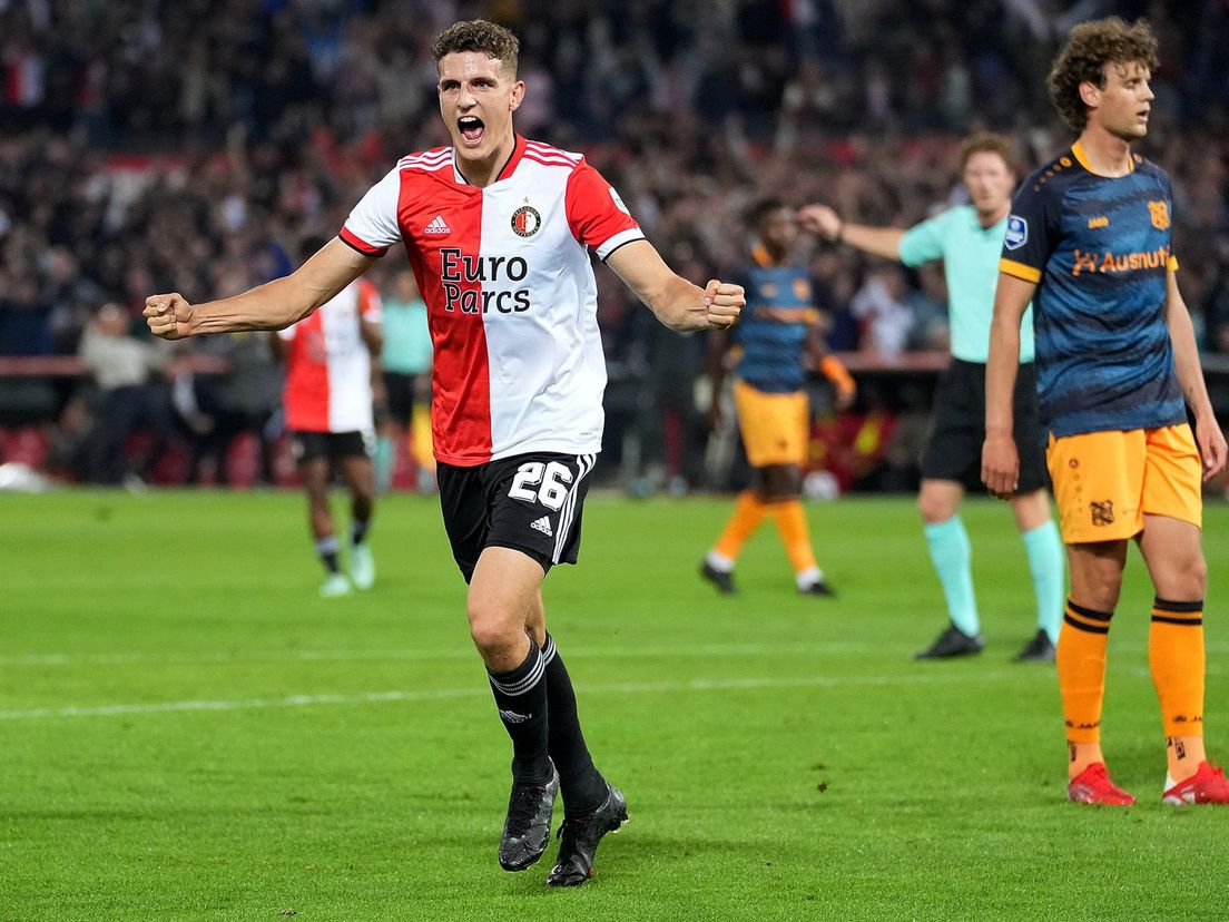 Guus Til juicht na zijn doelpunt bij Feyenoord-sc Heerenveen
