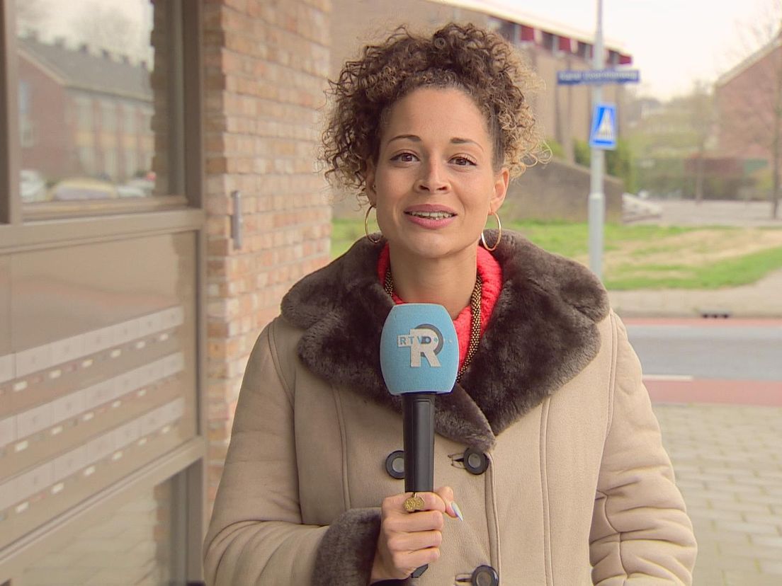 Laurence van Ham bij de flat aan de Karel Doormanweg in Dordrecht