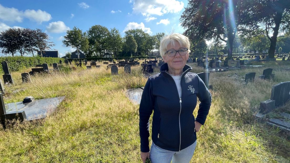 Greetje Neehoff-Oosting is niet te spreken over het onderhoud op de begraafplaats in Odoorn