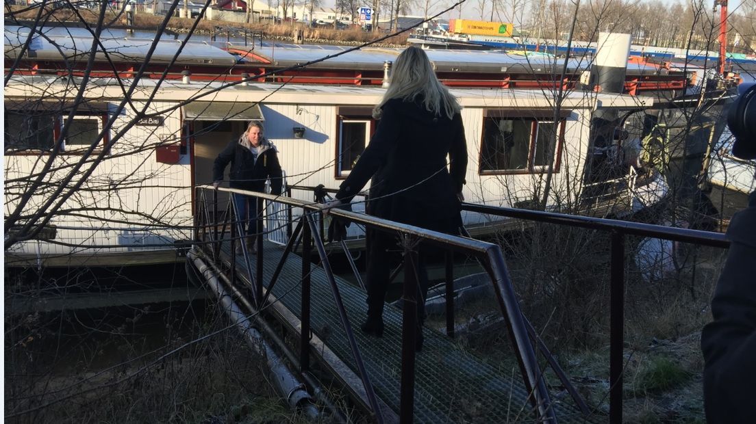 Minister Schultz (Infrastructuur) neemt de schade op, na de aanvaring met de stuw bij Grave vorige week. Ze bezoekt de stuw zelf en ging langs bij woonbootbewoners in Nijmegen, die hun woning uit moesten na het ongeluk. Wellicht wordt voor de gedupeerden een speciaal schadefonds aangesproken.