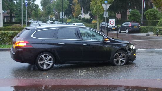 Gewonde bij botsing tussen twee autos in Meppel. Gewonde bij botsing tussen twee autos in Meppel.