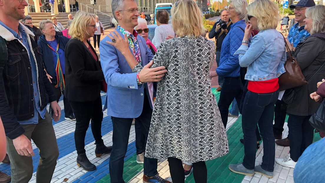 De onthulling van het regenboogzebrapad in Assen (Rechten: Jetze Dam/DNK)