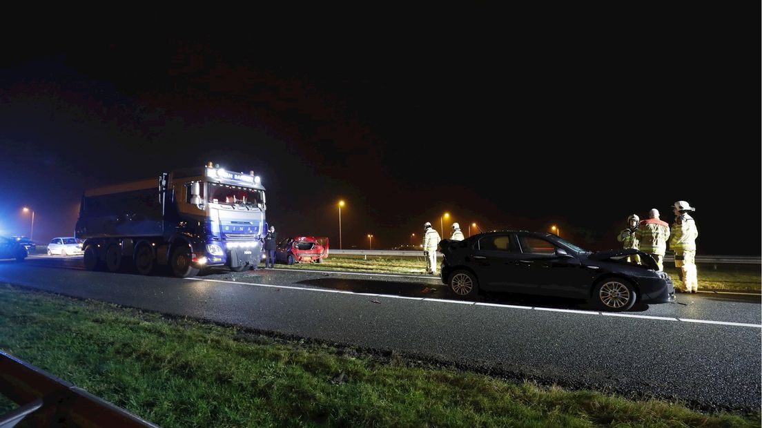 N50 richting Emmeloord afgesloten na ongeluk met vrachtwagen en drie auto's