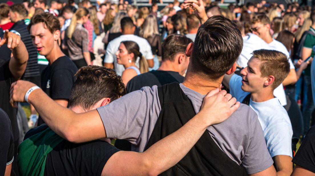 Jongeren genieten afgelopen weekend van de muziek en het samenzijn op een feest