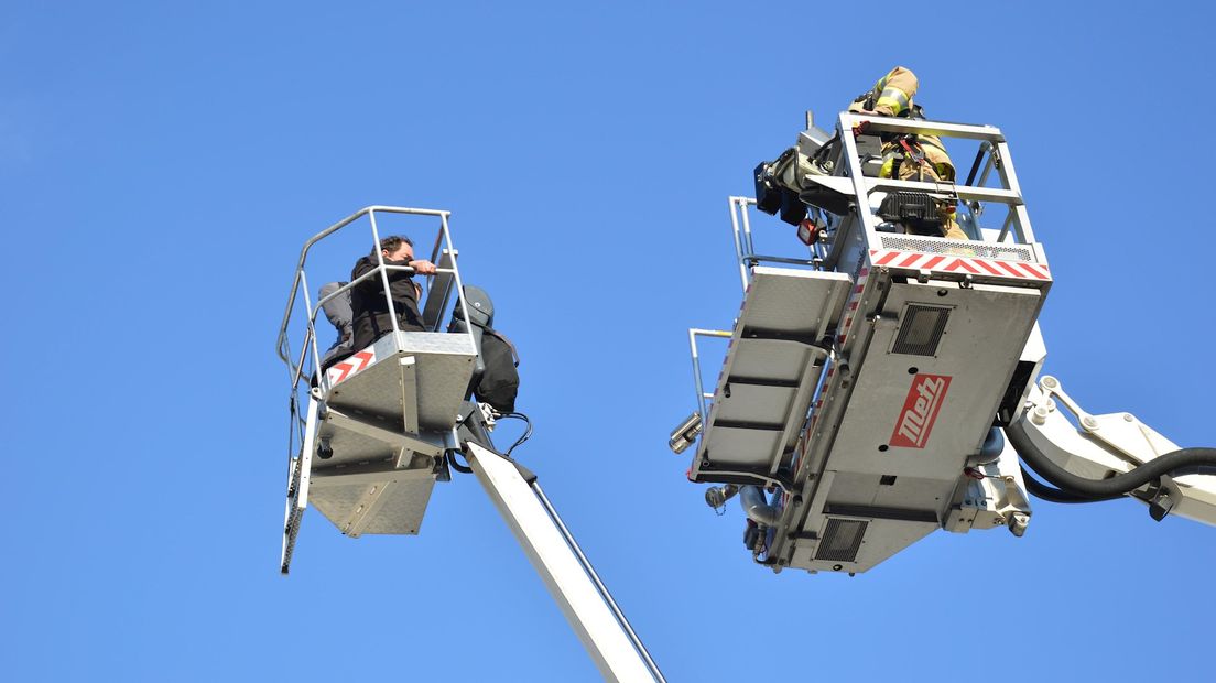 Mannen vast in hoogwerker