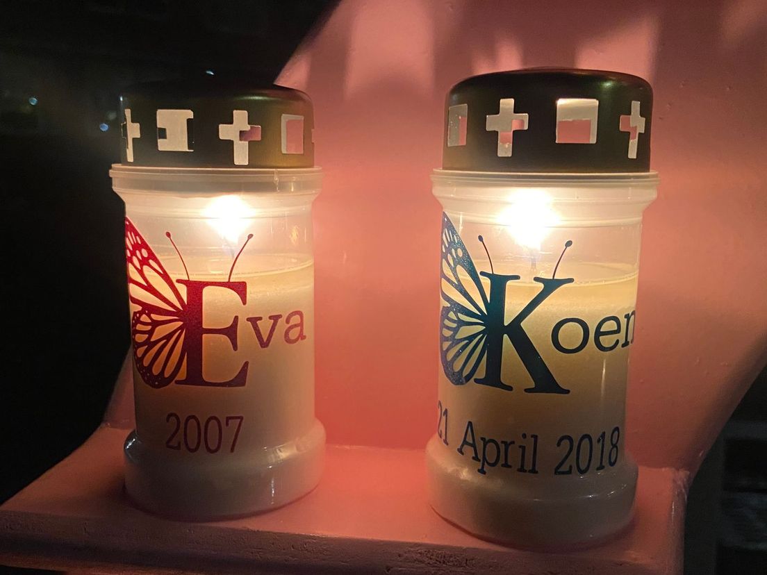 Kaarsen voor de overleden Eva en Koen