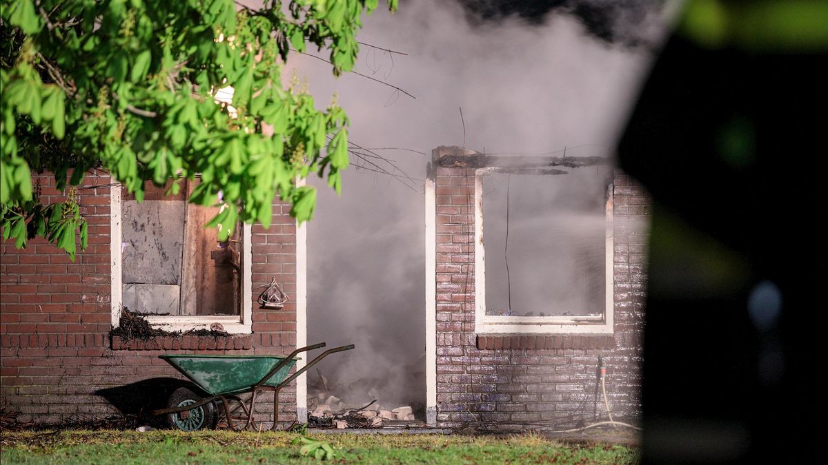 Boerderij met rieten dak in Lemele in de as gelegd bij uitslaande brand