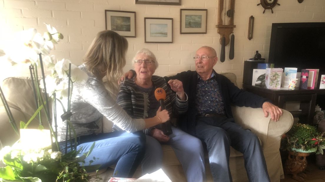 Leonie Albers op de bank bij meneer en mevrouw Ooms.