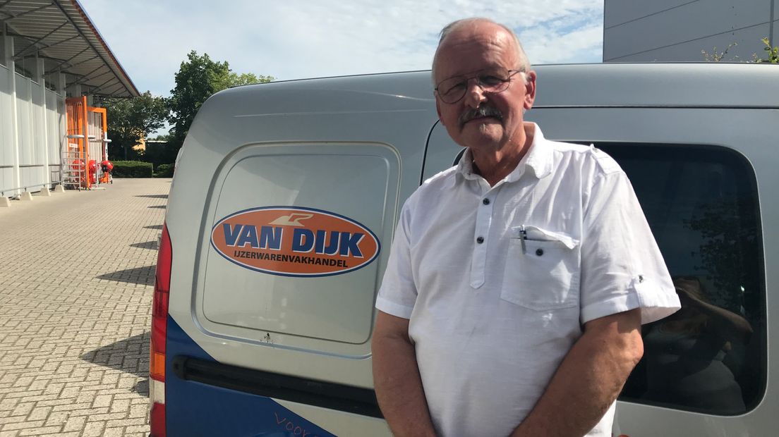 Jubilaris Gerrie Metselaar werkt 50 jaar bij Van Dijk IJzerwarenvakhandel en is er nog niet klaar mee (Rechten: Margriet Benak / RTV Drenthe)