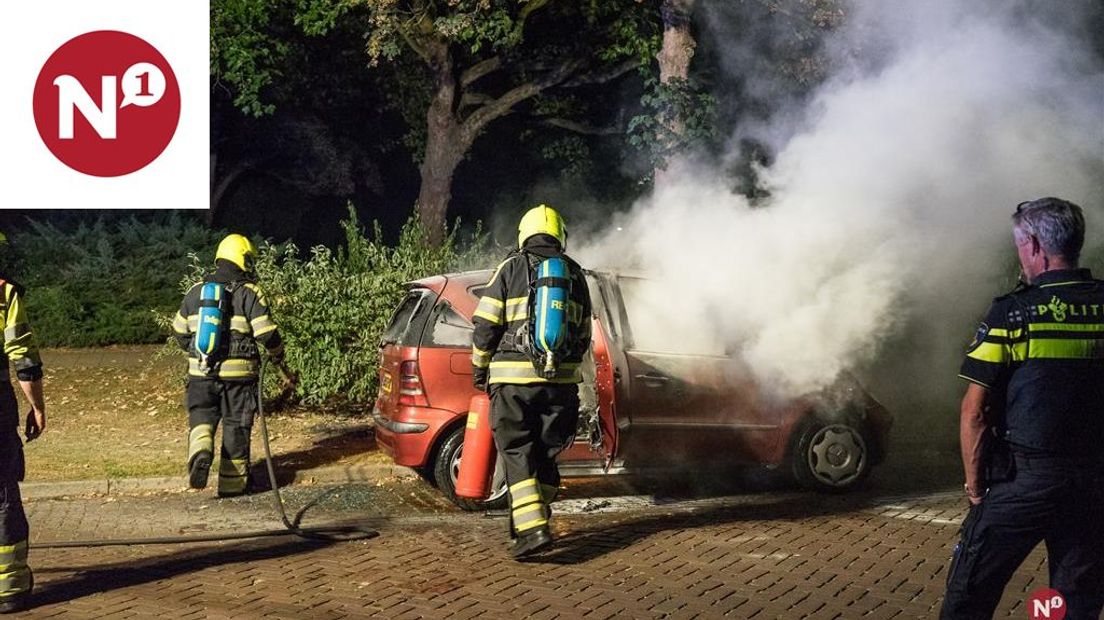 Een geparkeerde auto aan de Slotemaker de Bruïneweg in Nijmegen is donderdagavond volledig uitgebrand.